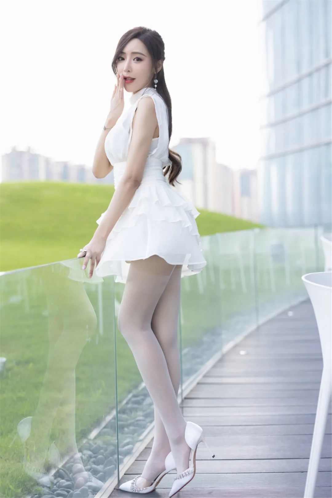 秀人集模特写真：王馨(xīn)瑶，纯白少女美如画「摄影评测与赏析」_黑料正能量(liàng)