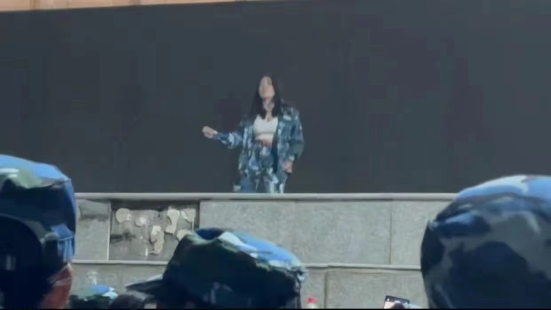 潍坊某学院女生军训跳舞意外掉落2分钟视频引起激烈讨论_黑料正能量