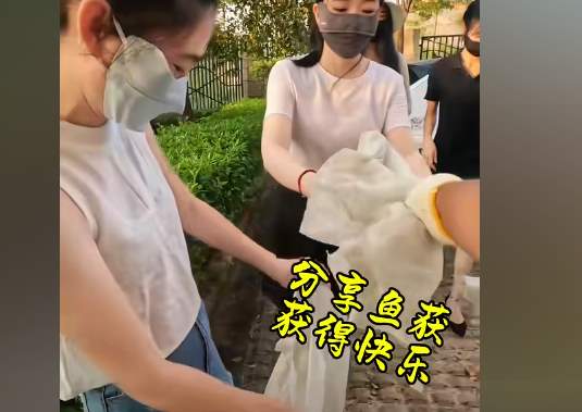 被LSP钓鱼佬用鱼打窝的小柔嫂子，成了“丝系穿搭”小网红..._黑料正能量