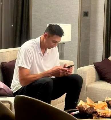 讲不出再见！一代巨星易建联正式告别！网友：我的青春落幕了_无忧印象
